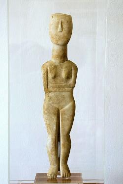 Kykladský idol, mramor, výška 50 cm. Zachráněný nález z ostrova Keros. Archeologické muzeum na Naxu, skříň K. Kredit: Zde, Wikimedia Commons. Licence CC 3.0.