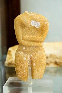 Torzo menší postavy, bílý mramor s růžovo-oranžovým povrchem. Keros. Archeologické muzeum na Naxu, skříň 11. Kredit: Zde, Wikimedia Commons. Licence CC 3.0.