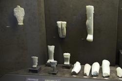 „Poklad z Keru“ (The Keros Hoard), část. Fragmenty mramorových idolů z Keru, největší měří 19 cm. EC II, 2800 až 2300 před n. l. Goulandrisovo Muzeum kykladského umění v Athénách, ET 23 (+ ET 11, 13, 19). Kredit: Zde, Wikimedia Commons. Licence CC 3.0.