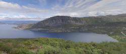 I když se ve fjordu Kafjord Tirpitz zdržel krátce, ekologické škody na přírodě jsou patrny dodnes. Kredit: Googlemaps