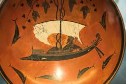 Dionýsos na lodi. Kylix z Vulci, malíř Exekiás, kolem roku 530 př. n. l. Staatliche Antikensammlungen München. Kredit: Zde, Wikimedia Commons. Licence CC 3.0.