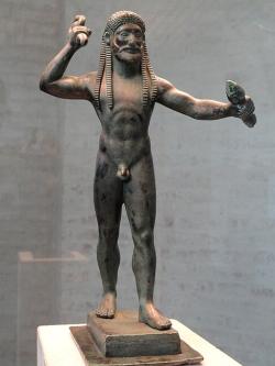 Zeus s bleskem a hromoklínem. Drobný bronz z konce řecké archaické doby. Glyptotéka v Mnichově, Inv. 4339. Kredit: Daderot, Wikimedia Commons. Licence CC 1.0.