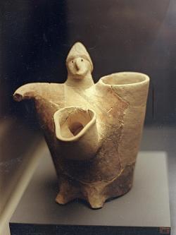 Rhyton v podobě ithyfalického horského boha, raně minojské. Nález z „Oblasti skal“ ve Fourni u Archanes, 2300-2000 před n. l Archeologické muzeum v Irakliu (Herakleion). Kredit: Zde, Wikimedia Commons.