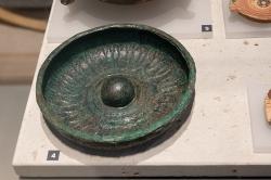 Bronzová mesomfalická nádoba používaná k úlitbám podsvětním bohům nebo duším zemřelých, 570-550 před n. l. Archeologické muzeum v Korinthu. Kredit: Zde, Wikimedia Commons. Licence CC 4.0.