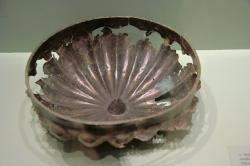 Rituální mesomfalická miska, bronz. Kréta, 720 až 700 před n. l, prý připomíná orientální typ. Archeologické muzeum v Chanii. Kredit: Zde, Wikimedia Commons. Licence CC 4.0.
