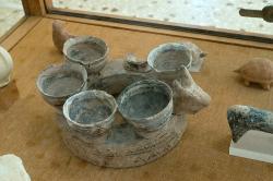 Šestičetný kernos z pohřebiště Staré (Dórské) Théry, 600-500 před n. l. Archeologické muzeum na Théře (Santorini). Kredit: Zde, Wikimedia Commons. Licence CC 4.0.