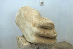 Fragment ruky. Archeologické muzeum na Délu, A 4094. Kredit: Zde, Wikimedia Commons. Licence CC 3.0.