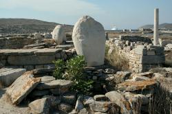 Dva velké fragmenty sochy zanechané u Artemidina chrámu. Blíže je hruď, dále jsou boky. Kredit: Zde, Wikimedia Commons. Licence CC 4.0.