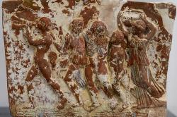 Členové dionýsovské skupiny. Malá terakotová reliéfní plaketa, 4. století před n. l. Přesné místo nálezu není známo. Archeologické muzeum v Plaka na Mélu (Milosu). Kredit: Zde, Wikimedia Commons. Licence CC 4.0.