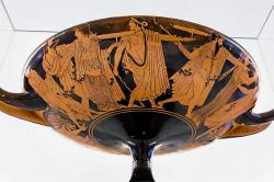 Komos mužů a žen. Atický červeno-figurový kylix. Malíř Brygos, 490-480 před n. l. Würzburg, M. von Wagner Museum L479. Ještě uvidíme jeho vnitřní dno. Kredit: ArchaiOptix, Wikimedia Commons. Licence CC 4.0.
