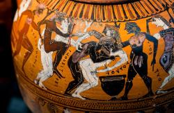 Komos na černo-figurové tyrhénské amfoře. Malř Guglielmi, 550 před naším letopočtem. München, Staatliche Antikensammlungen, 1432 (J 175). Kredit: ArchaiOptix, Wikimedia Commons. Licence CC 4.0.