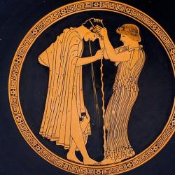 Zvracející mladík a odvážná dívka. Mladík se opírá o hůl, ale stability svého žaludku tím nedosáhne. Kromě ústředního motivu působí scéna elegantně a málem dojemně. Atický červeno-figurový kylix. Malíř Brygos, 490-480 před n. l. Würzburg, Martin von Wagner Museum L479. Kredit: ArchaiOptix, Wikimedia Commons. Licence CC 4.0.