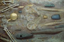 Pohřeb se zlatým pokladem a ochranou penisu. Pohřebiště u Varny, 4600 až 4200 před n. l. Kredit: Wikimedia Commons