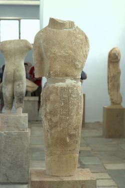 Koré (torzo) má přepásaný peplos, pochází z ostrova Paru, 580 před. n. l. Nalezena byla v Apollónově chrámu na Délu, Museum na Délu, A 4062. Kredit: Zde, Wikimedia Commons. Licence CC 3.0.