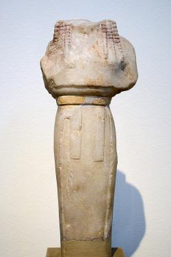 Koré, torzo nalezené v Eleusině, pentelský mramor, 580 před n. l. Národní archeologické muzeum v Athénách, 5. Kredit: Zde, Wikimedia Commons. Licence CC 4.0.