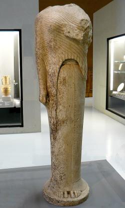 Koré z Héraia na ostrově Samu, místní produkce z let 570 až 560 před n. l., mramor, výška 190 cm. Louvre MA 686. Kredit: Siren-Come, Wikimedia Commons. Licence CC 3.0.