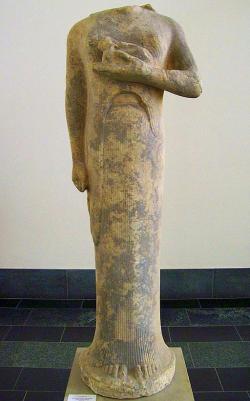 Koré z Héraia přináší zajíčka jako obětní dar pro Afrodítu, východoiónský styl z Mílétu, 560 před n. l., mramor. Altes Museum Berlin, Sk 1750. Kredit: Nemracc, Wikimedia Commons, Licence CC 3.0.