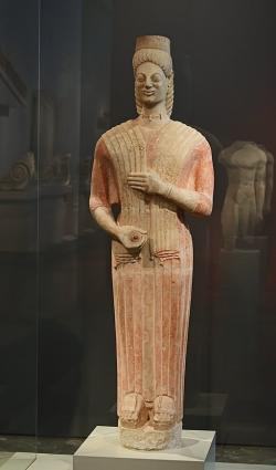 Pohřební koré zvaná Berlínská bohyně. Keratea v Atice, 570 před n. l. Hymétský mramor s polychromií, výška 192,5 cm. Altes Museum Berlin, Sk 1800. Kredit: Dosseman, Wikimedia Commons. Licence CC 4.0.