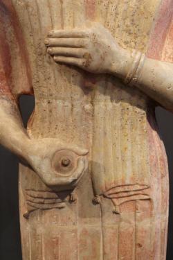 Jakožto ztělesnění Persefony, nevěsty Hádovy drží tato „berlínská“ koré v ruce granátové jablíčko. Altes Museum Berlin, Sk 1800. Kredit: Sailko, Wikimedia Commons. Licence CC 3.0.