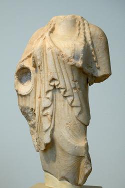 Torzo menší koré nalezené v Eleusině. Ostrovní mramor, 525-500 před n. l. Národní archeologické muzeum v Athénách 25. Kredit: Zde, Wikimedia Commons. Licence CC 4.0.