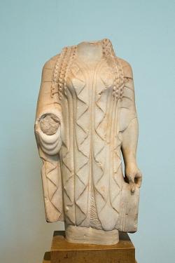 Jiné torzo menší koré nalezené v Eleusině, ostrovní mramor, 500 před n. l. Národní archeologické museum v Athénách 26. Kredit: Zde, Wikimedia Commons. Licence CC 4.0.