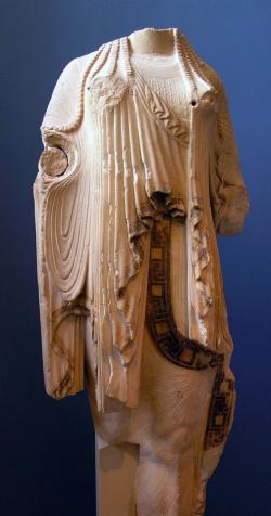 Koré z Akropole, parský mramor, 123 cm, 520-510 před n. l. Muzeum Akropole v Athénách 594. Kredit: Marsyas, Wikimedia Commons. Licence CC 2.5.