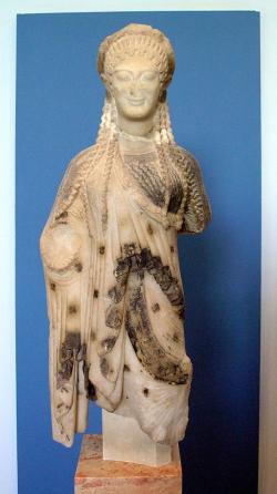 Koré z Akropole, sochař Archermos z Chiu, 520-510 před n. l. Muzeum Akropole v Athénách 675. Kredit: Marsyas, Wikimedia Commons. Licence CC 2.5