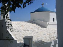 Kostel Agia Marina v Koronos má střechu celou z plochých kamenů. Kredit: Zde, Wikimedia Commons. Licence CC 4.0.