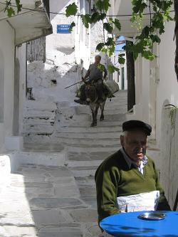 Pohled z kafenia Tou Ippoti v Koronos na Naxu. Kredit: Zde, Wikimedia Commons. Licence CC 4.0.