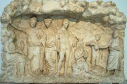 Tři nymfy, Hermés, Pan, sluha nalévá víno obětníkovi. Votivní reliéf, nymfám (i když odjinud), 330-310 před n. l. Národní arch. museum v Athénách, sál 34. Kredit: Zde, Wikimedia Commons. Licence CC 4.0.