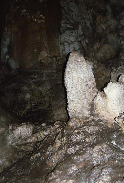 Kórycká jeskyně, závět prvního dómu působí jako presbytář katedrály, ovšem spíše Panovy a Dionýsovy. Kredit: Zde, Wikimedia Commons. Licence CC 3.0.