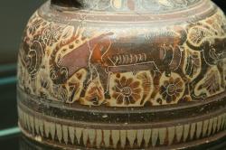 Kozorožec a lvi na nádobě na víno (oinochoé). Korint, Malíř z Otterlo, konec 7. století před n. l. Národní muzeum v Praze, NM-H10 4794 (nevystavuje se). Kredit: Zde, Wikimedia Commons. Licence CC 4.0.