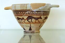 Skyfos s malbou zvířat, asi 600 před n. l. Nález z parského Délia, import z Korintu. Archeologické muzeum na Paru. Kredit: Zde, Wikimedia Commons. Licence CC 4.0.