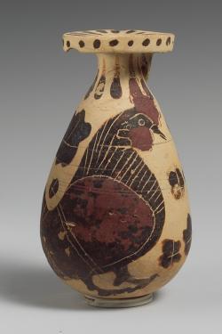 Korintské alabastron (nádobka na parfém; 7,9 cm) s kohoutem, 620 až 590 před n. l. Metropolitan Museum of Art, New York, 06.1021.12. Kredit: Donated to Wikimedia Commons by the MET, Wikimedia Commons. Licence CC 1.0.
