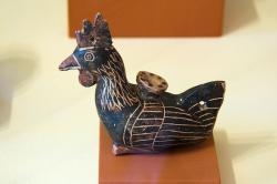 Arybalos ve tvaru kohouta. Importovaná korintská keramika, asi 600 před n. l. Archeologické muzeum na Paru. Kredit: Zde, Wikimedia Commons. Licence CC 4.0.