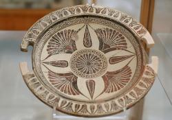 Talíř, mélský typ. Nález z Délu, archaická doba. Archeologické muzeum na Délu. Kredit: Zde, Wikimedia Commons. Licence CC 3.0.