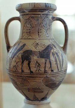 Oslí váza v orientalizujícím stylu, patrně vezená na Délos ze Sifnu nebo z Paru. Kyklady, 700 až 650 před n. l. Archeologické muzeum na Mykonu. Kredit: Zde, Wikimedia Commons. Licence CC 3.0.