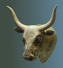 Rituální býčí rhyton z Gournie, 1600-1450 před n. l. Archeologické muzeum v Irakliu (Herakleonu). Kredit: Jebulon, Wikimedia Commons.