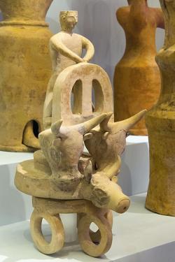Volské spřežení, rhyton. Pozdně minojská terakota z Karfi, 11. století před n. l. Archeologické muzeum v Irakliu (Herakleion). Kredit: Zde, Wikimedia Commons .