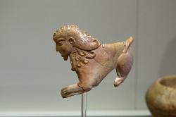 Ornamentální reliéf sfingy, jedno z prvních zobrazení na Krétě. Malia, 18. století před n. l. Archeologické muzeum v Irakliu (Herakleion). Kredit: Zde, Wikimedia Commons.