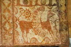 Larnax s malbou rostlin a okřídelného zvířete, snad gryfa. Kréta, asi postpalácová doba. Archeologické muzeum v Irakliu (Herakleion). Tenhle gryfón nevypadá typicky, ale lepší fotku nemám. Kredit: Zde, Wikimedia Commons