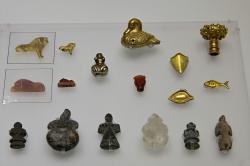 Miniaturní figurky zvířat a ženských postav. Zlato, kámen, polodrahokamy, 1600-1450 před n. l. Archeologické muzeum v Irakliu (Herakleion), skříň 49. Kredit: Zde, Wikimedia Commons.
