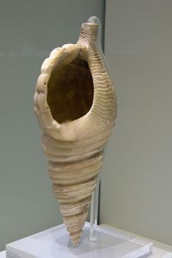 Alabastrové rhyton tvaru tritona, nádoba pro úlitby. Knóssos, 1650-1550 před n. l. Archeologické muzeum v Irakliu (Herakleion). Kredit: Zde, Wikimedia Commons.