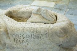 Báze sochy kúra s reliéfy a nápisem: „Věnoval mě a vyrobil Euthykartidés z Naxu.“ 625-600 před n. l. Nález na Délu, asi báze kúra A 4052. Archeologické muzeum na Délu, A 728. Kredit: Zde, Wikimedia Commons