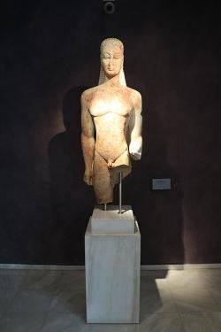 Kouros od Posvátné brány v Kerameiku. Mramor, 600-590 před n. l. Archeologické muzeum v Kerameiku v Athénách, P 1700. Kredit: George E. Koronaios, Wikimedia Commons. Licence CC 4.0.