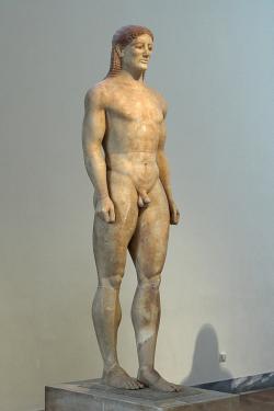 Kroisův kúros, parský mramor, vysoký 194 cm, z doby kolem 530 před n. l. nalezený u Anabyssos v Attice, jižně od Athén. Národní archeologické Muzeum v Athénách 3851. Kredit: Zde, Wikimedia Commons. Licence CC 3.0.