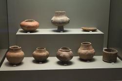 Kykladská keramika z Mélu analogická kamenným nádobám, 3200 - 2800 před n. l. Národní archeologické muzeum v Athénách. Kredit: Zde, Wikimedia Commons.