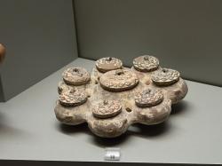 Malý osmičetný kernos ze Syru 2800 - 2300 před n. l. Národní archeologické muzeum v Athénách, inv. č. 6185. Kredit: Zde, Wikimedia Commons.