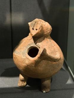 Rhyton, vlastně drobná terakota zvířete, možná prasátka, podle jiných medvěda. Asi z ostrova Mélu, 2700-2200 před n. l. Britské muzeum, GR 1929.11-12.1. Kredit: Zde, Wikimedia Commons