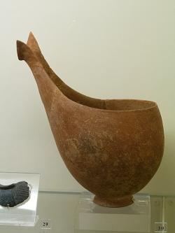 Zeštíhlený „omáčkovník“ z ostrova Syru, 2800 - 2300 před n. l. Archeologické muzeum na Syru. Kredit: Zde, Wikimedia Commons